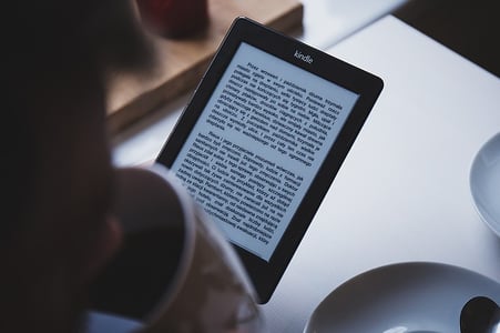 senior citizens use kindles and e-books