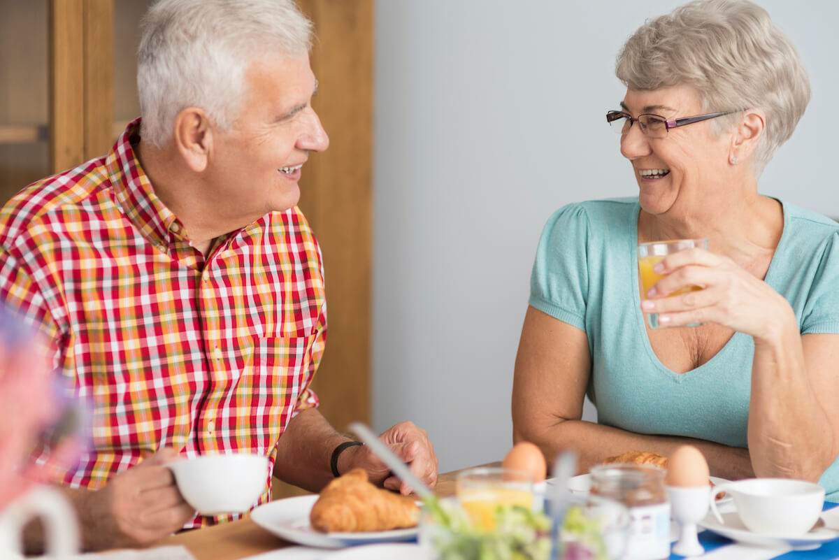 two-senior-people-eating-breakfast-together-J48YSSB (1)